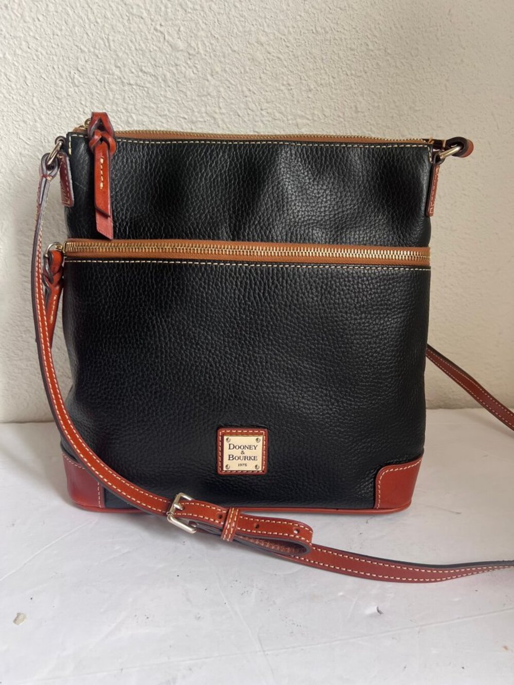 DOONEY & BOURKE CROSSBODY PEBBLE LEATHER BAG